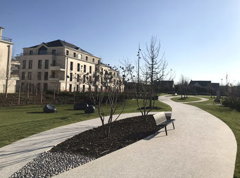 Aménagements des surfaces du site Forum Méliès à Tours Nord (Cinéma Ciné Loire) - Réalisation des VRD du Domaine de La Chanterie à Saint-Cyr-Sur-Loire - Réalisation des espaces piétons en béton poli et érodé « Central Parc » à Sain Aménagements des surfaces du site Forum Méliès à Tours Nord (Cinéma Ciné Loire) - Réalisation des VRD du Domaine de La Chanterie à Saint-Cyr-Sur-Loire - Réalisation des espaces piétons en béton poli et érodé « Central Parc » à Sain
